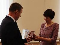 Юрий Матузов вручил орден Мужества матери бойца Романа Зайцева награжденного посмертно.